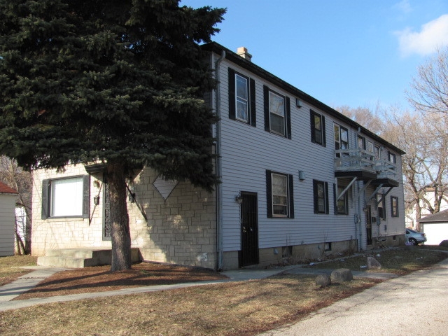 4816 W Eggert Pl in Milwaukee, WI - Foto de edificio
