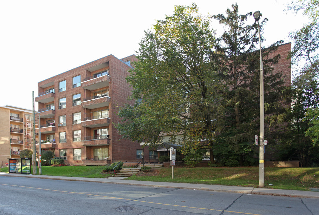 675 Roselawn Ave in Toronto, ON - Building Photo