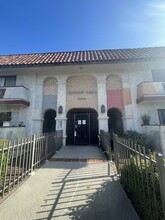 Jordan Casa in Canoga Park, CA - Foto de edificio - Building Photo