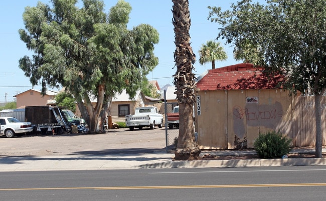 3706 E Van Buren St in Phoenix, AZ - Foto de edificio - Building Photo