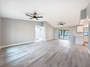 1203 SE 22nd Ave in Cape Coral, FL - Foto de edificio - Building Photo
