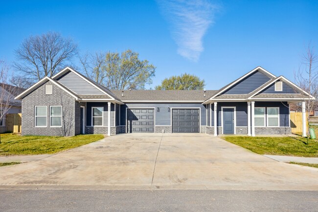 property at 900 Vly Oaks Ln