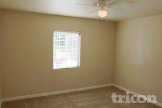 5812 Laurine Way in Sacramento, CA - Building Photo - Building Photo