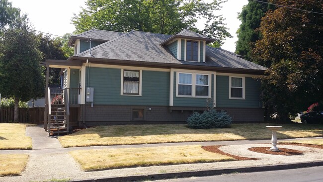 214 E Sheridan St in Newberg, OR - Building Photo - Building Photo