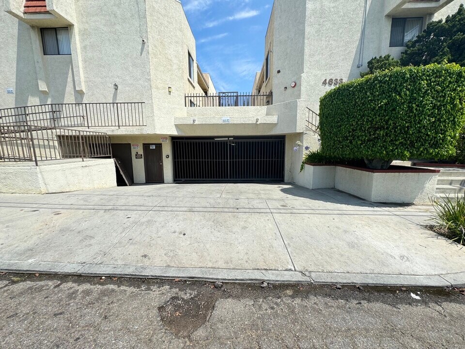 4633 Vermont Pl, Unit 205 in Los Angeles, CA - Building Photo