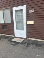 202 Naugatuck Ave in Milford, CT - Building Photo