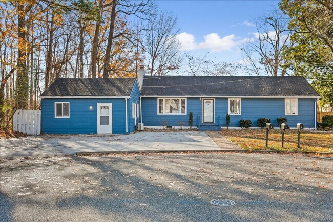 222 Woodhaven Rd in Newport News, VA - Building Photo - Building Photo