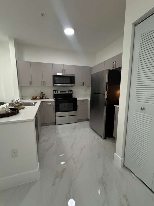 943 W 67th St, Unit A1 in Hialeah, FL - Foto de edificio - Building Photo