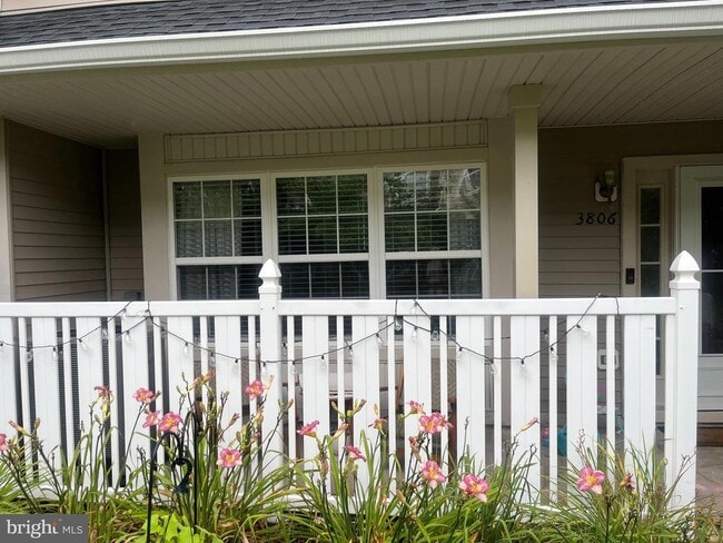 property at 3806 Grenwich Ln