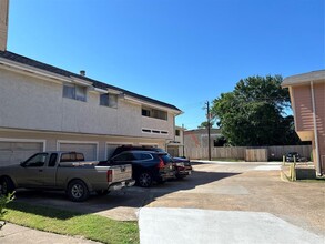 8030 Sands Point Dr in Houston, TX - Building Photo - Building Photo