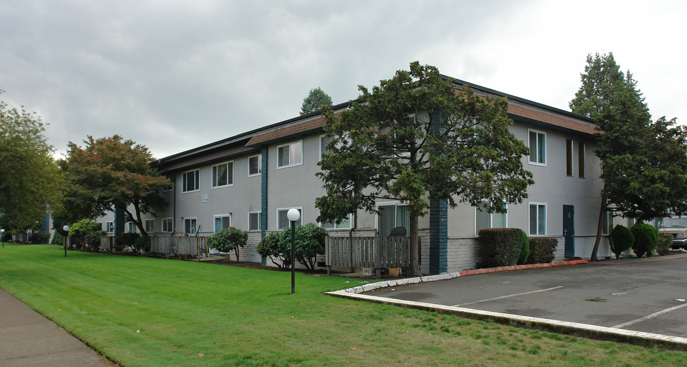 The Pines Apartments in Salem, OR - Building Photo