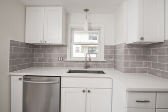92 Clinton Place Unit #2, Unit 1 in Newton, MA - Foto de edificio - Building Photo