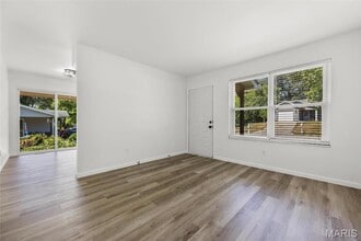 32 Laura Dr in St. Peters, MO - Foto de edificio - Building Photo