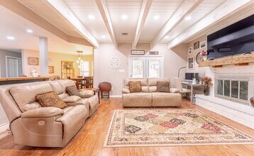 117 Holly Hill Dr in Ingram, TX - Building Photo - Building Photo