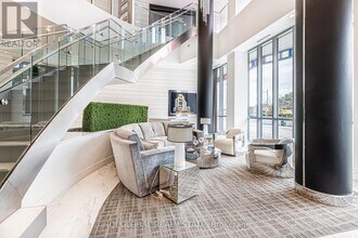 9471 Yonge St in Richmond Hill, ON - Building Photo - Building Photo