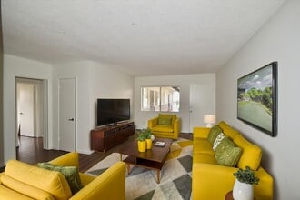 5455 Bellingham Ave, Unit 04 in Los Angeles, CA - Building Photo - Building Photo