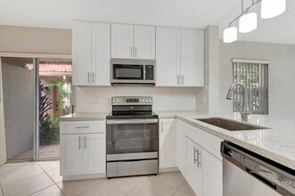 14407 Vía Royal in Delray Beach, FL - Foto de edificio - Building Photo