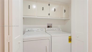 933 NE 24th Ave in Hallandale Beach, FL - Building Photo - Building Photo