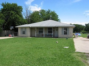 200 W Lamar St in Palmer, TX - Building Photo - Building Photo