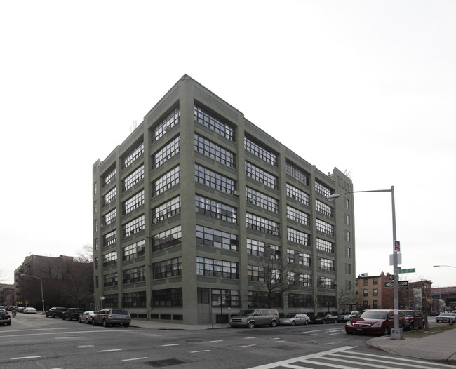 315 Berry St in Brooklyn, NY - Building Photo - Building Photo