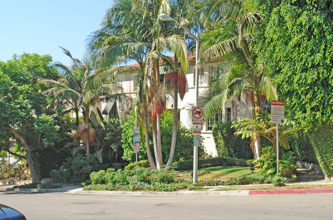 8468 Fountain Ave in West Hollywood, CA - Building Photo