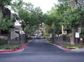 700 Fernwood Ln in Las Vegas, NV - Building Photo