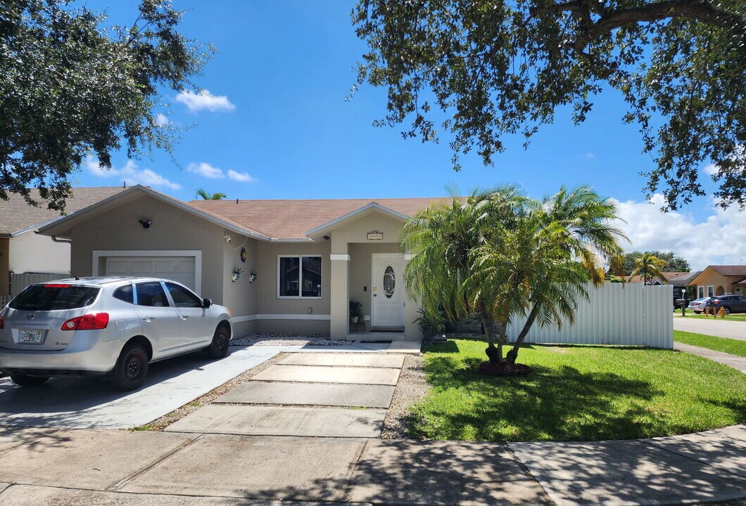 10454 SW 210th Terrace in Cutler Bay, FL - Building Photo