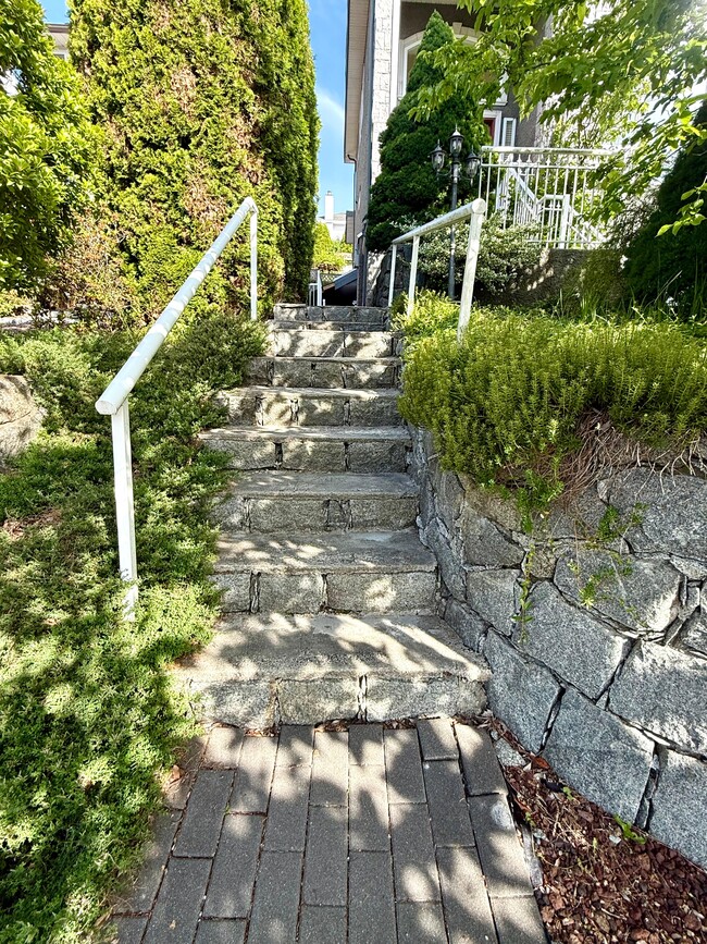 2265 Leclair Dr in Coquitlam, BC - Building Photo - Building Photo