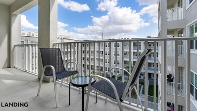 2220 W First St, Unit 446 in Ft. Myers, FL - Building Photo - Building Photo