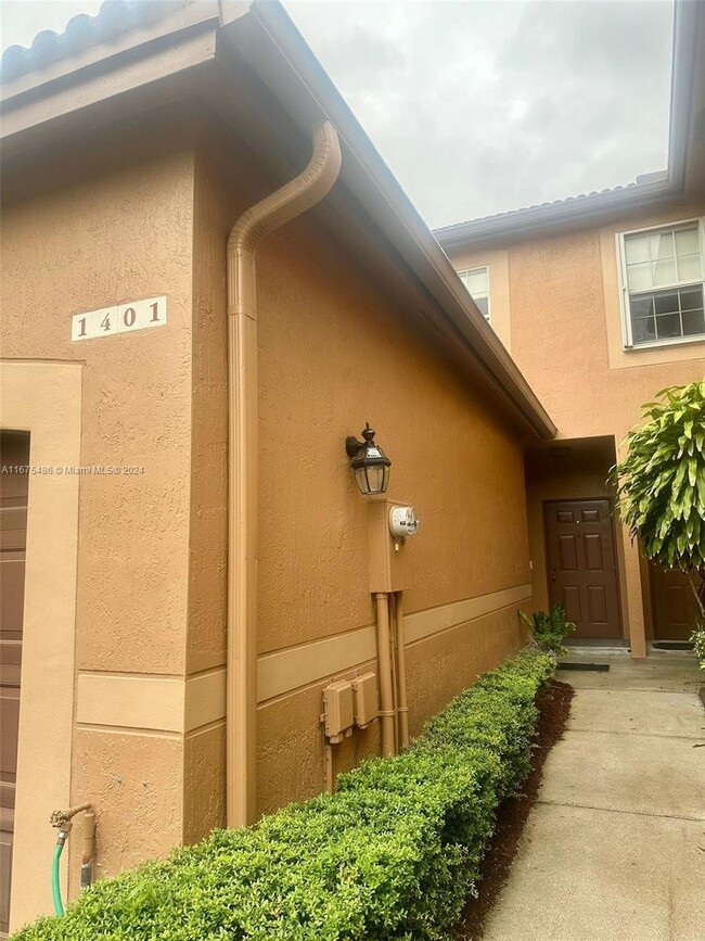 1401 Veracruz Ln in Weston, FL - Foto de edificio - Building Photo