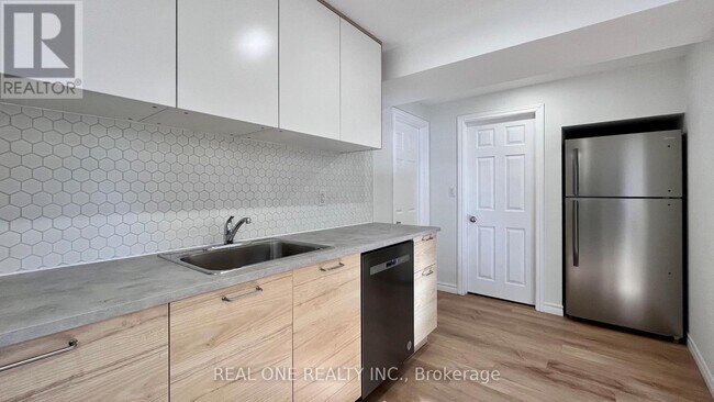 1200 Greenwood Crescent in Oakville, ON - Building Photo - Building Photo