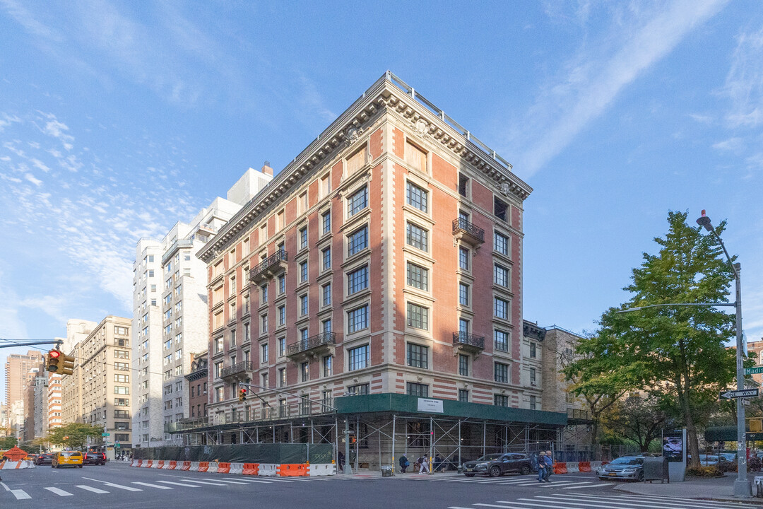 35-33 E 83rd St in New York, NY - Building Photo