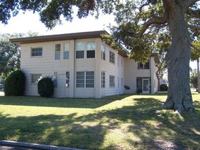 Lake Side Manor Apartments in St. Petersburg, FL - Building Photo - Other