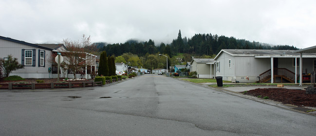 Meadows Park in Sutherlin, OR - Foto de edificio - Building Photo