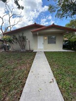 12010 NE 12th Ct in Biscayne Park, FL - Building Photo