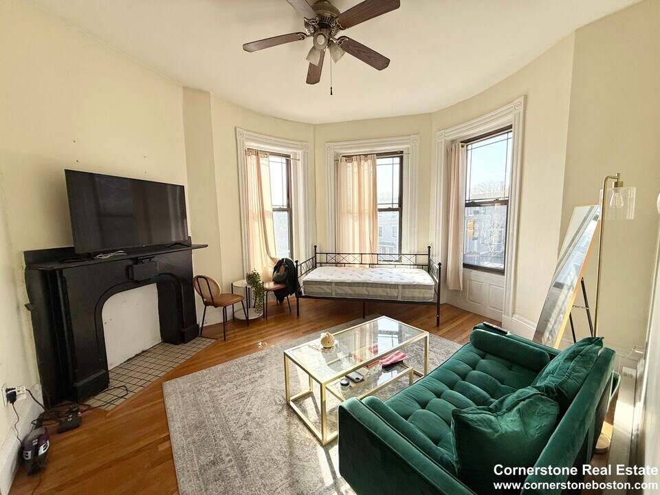1455 Tremont St in Boston, MA - Building Photo