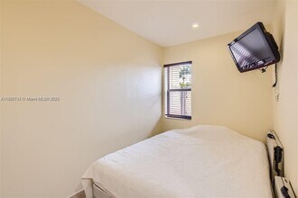 3864 NE 167th St in North Miami Beach, FL - Building Photo - Building Photo