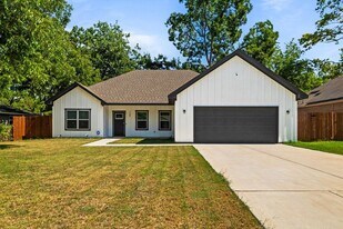 109 Myers Ave in Cleburne, TX - Building Photo