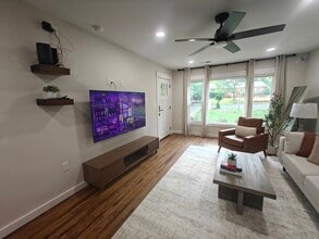920 Friendly Pl, Unit 2 in Charlotte, NC - Foto de edificio - Building Photo