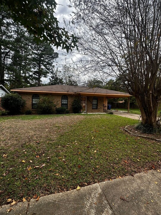 8852 Bernay Dr in Shreveport, LA - Foto de edificio