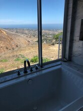 30001 Zenith Point Rd in Malibu, CA - Foto de edificio - Building Photo