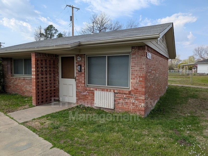 8014 E 2nd St S in Tulsa, OK - Building Photo