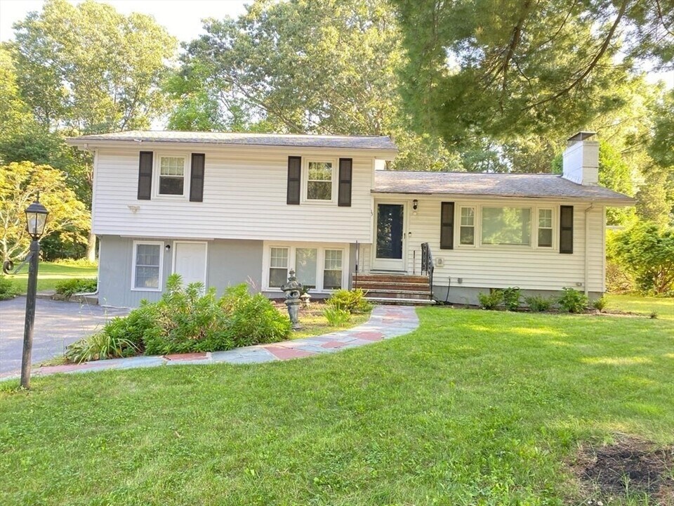 15 Winchester Dr in Lexington, MA - Building Photo