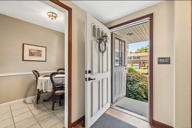 1293 New Britain Ave in West Hartford, CT - Building Photo - Building Photo