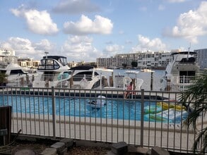 2100 Diana Dr, Unit Linda Vista in Hallandale Beach, FL - Building Photo - Building Photo