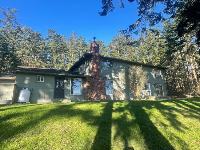 1561 McKinnon Dr in Oak Harbor, WA - Building Photo - Building Photo