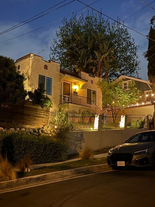 1585 Curran St in Los Angeles, CA - Building Photo