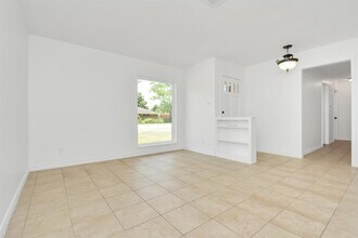 10951 Shadow Wood Dr in Houston, TX - Building Photo - Building Photo