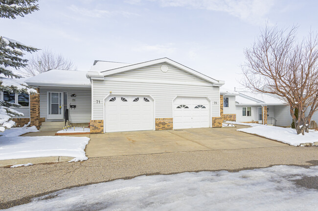 LacEwan Glen Horizon Village in Calgary, AB - Building Photo - Building Photo