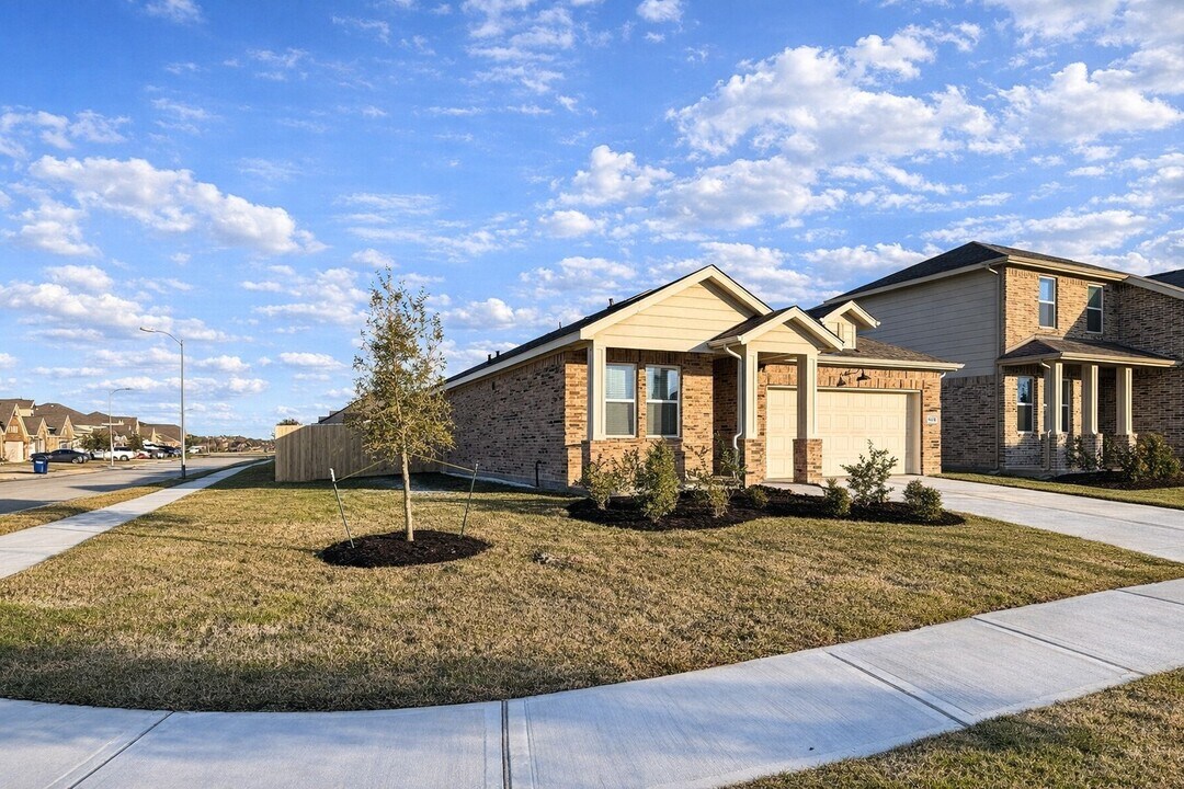 8438 Bay Rdg Cir in Baytown, TX - Building Photo